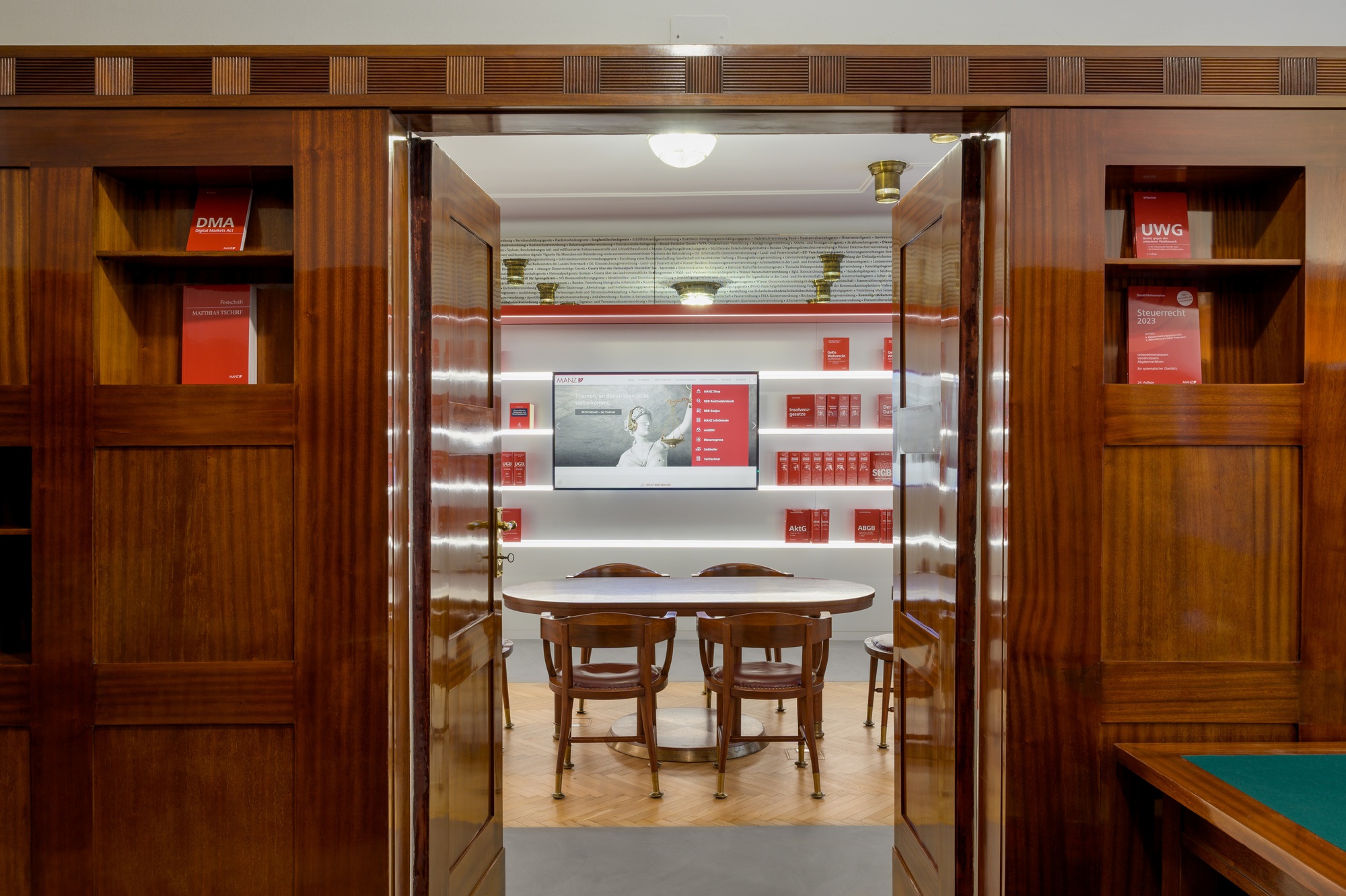 Sala de reunión dentro de la sede MANZ