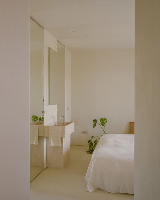 Kifisia Apartment: A Reconfiguration of Domestic Boundaries / Georgios Apostolopoulos Architects Kifisia Apartment: A Reconfiguration of Domestic Boundaries / Georgios Apostolopoulos Architects - Interior Photography, Bedroom, Wood, Bed