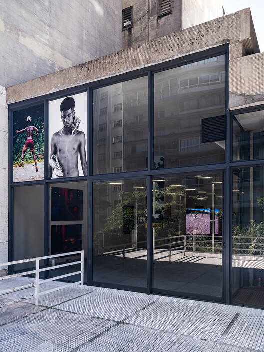 In Campo, Solo Exhibition by Hick Duarte / Clube In Campo, Solo Exhibition by Hick Duarte / Clube - Exterior Photography, Glass
