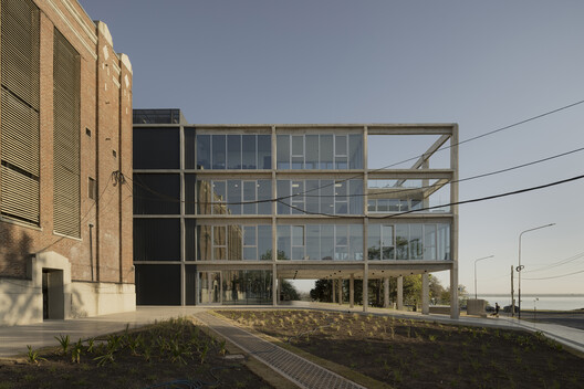 New Headquarters Office Building for IAPSER / Sebastian Stechina + Carlos Di Napoli + Andres Francesconi New Headquarters Office Building for IAPSER / Sebastian Stechina + Carlos Di Napoli + Andres Francesconi - Exterior Photography, Glass