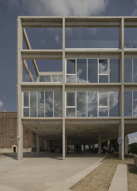 New Headquarters Office Building for IAPSER / Sebastian Stechina + Carlos Di Napoli + Andres Francesconi New Headquarters Office Building for IAPSER / Sebastian Stechina + Carlos Di Napoli + Andres Francesconi - Exterior Photography, Concrete