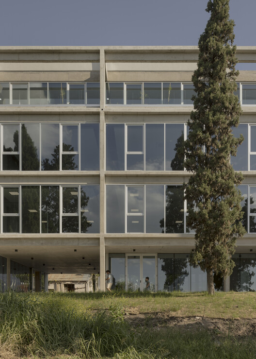 New Headquarters Office Building for IAPSER / Sebastian Stechina + Carlos Di Napoli + Andres Francesconi New Headquarters Office Building for IAPSER / Sebastian Stechina + Carlos Di Napoli + Andres Francesconi - Exterior Photography, Concrete