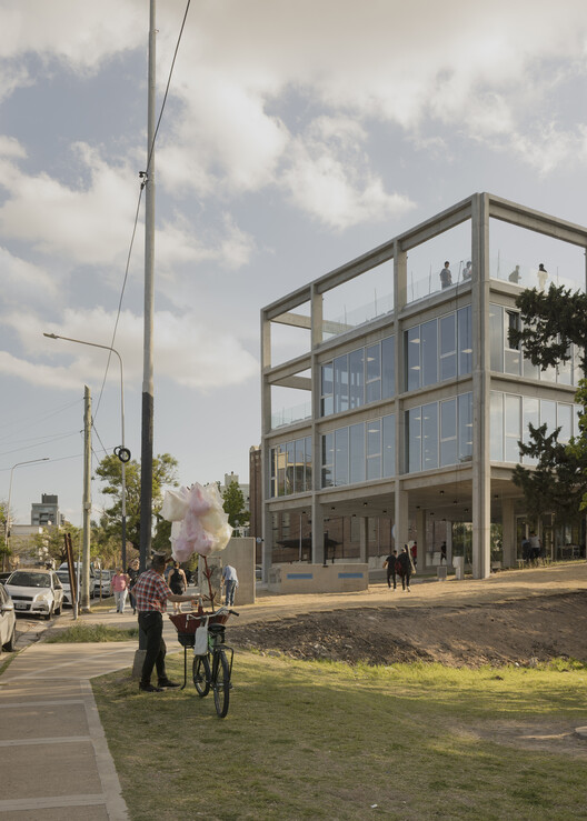 New Headquarters Office Building for IAPSER / Sebastian Stechina + Carlos Di Napoli + Andres Francesconi New Headquarters Office Building for IAPSER / Sebastian Stechina + Carlos Di Napoli + Andres Francesconi - Exterior Photography