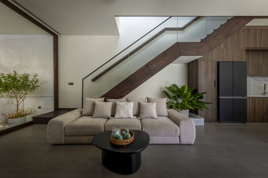 The Inner Court House / Plus Idea Studio - Interior Photography, Living Room, Sofa, Table, Lighting, Stairs, Chair