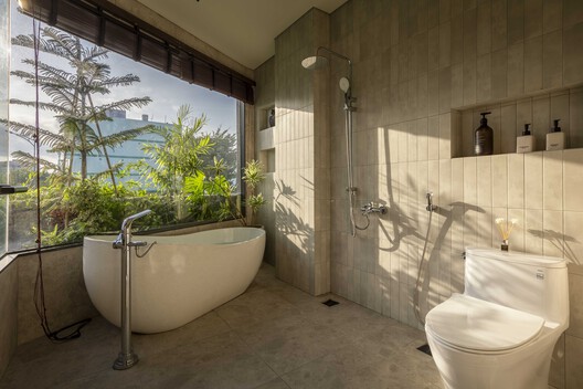 The Inner Court House / Plus Idea Studio - Interior Photography, Bathroom, Bathtub, Toilet