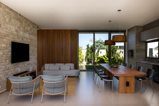Refuge House / Elisa Porto Arquitetura Refuge House / Elisa Porto Arquitetura - Interior Photography, Wood, Table, Sofa, Chair, Lighting
