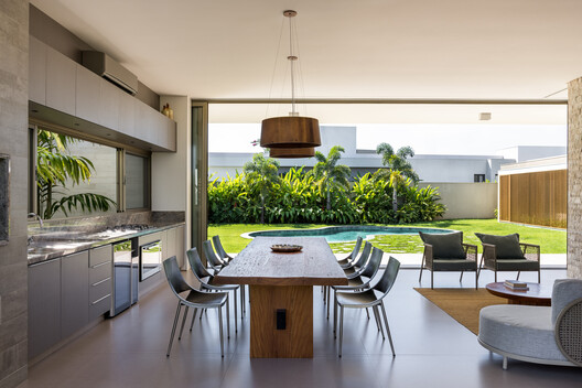 Refuge House / Elisa Porto Arquitetura Refuge House / Elisa Porto Arquitetura - Interior Photography, Kitchen, Table, Wood, Chair, Lighting, Countertop