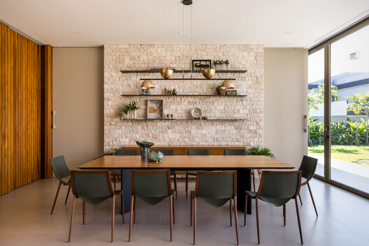 Refuge House / Elisa Porto Arquitetura Refuge House / Elisa Porto Arquitetura - Interior Photography, Dining room, Table, Wood, Chair, Lighting