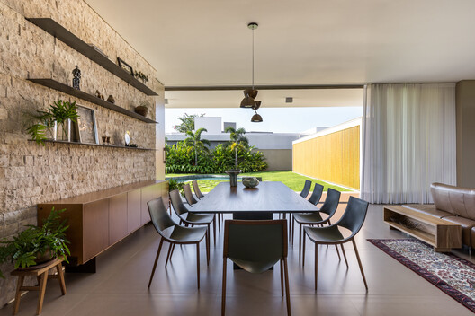 Refuge House / Elisa Porto Arquitetura Refuge House / Elisa Porto Arquitetura - Interior Photography, Dining room, Wood, Table, Lighting, Chair