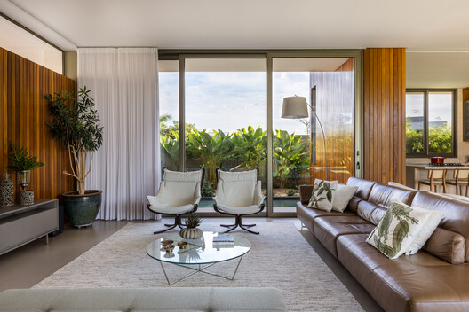 Refuge House / Elisa Porto Arquitetura Refuge House / Elisa Porto Arquitetura - Interior Photography, Living Room, Sofa, Wood, Chair, Table