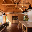 Casa em Chérive / Paul Bernier Architecte - Fotografia de Interiores, Renovação, Cozinha, Viga, Iluminação, Bancada, Cadeira