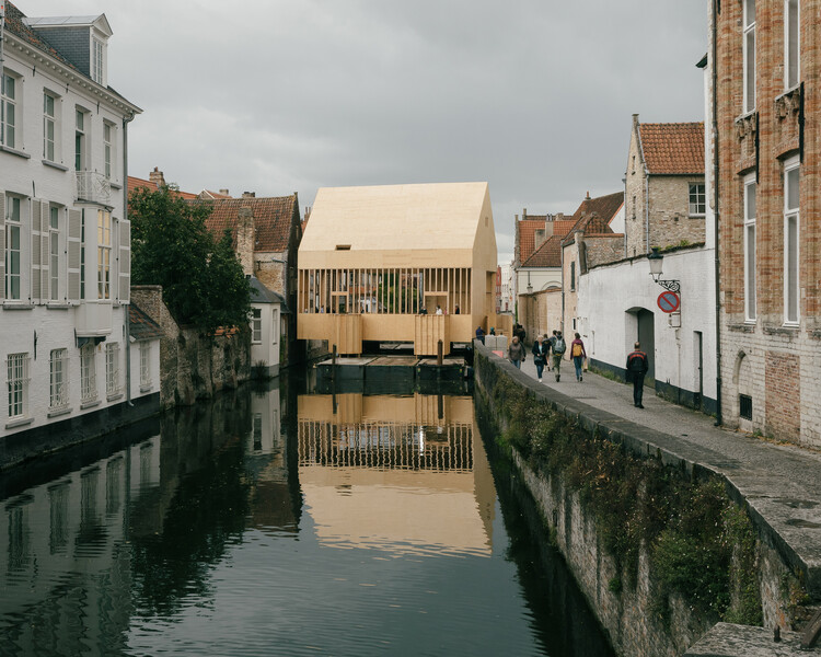 Brugge Diptych / PARA