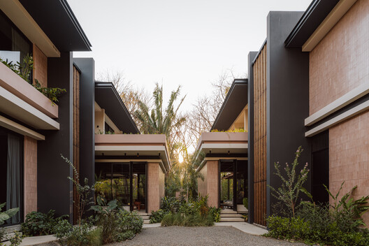 Linea House / Instinto Estudio Linea House / Instinto Estudio - Exterior Photography, Concrete, Courtyard