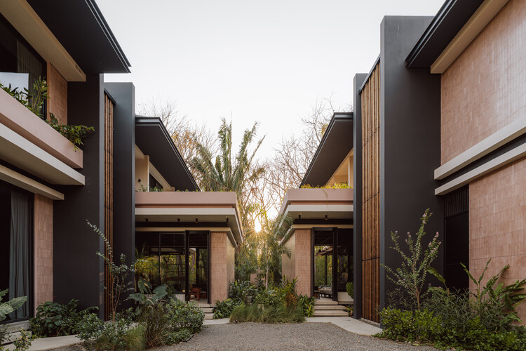 Linea House / Instinto Estudio - Exterior Photography, Concrete, Courtyard
