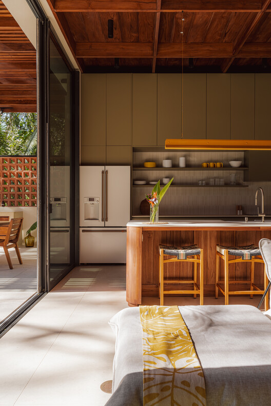 Linea House / Instinto Estudio Linea House / Instinto Estudio - Interior Photography, Kitchen, Wood, Table, Countertop, Chair