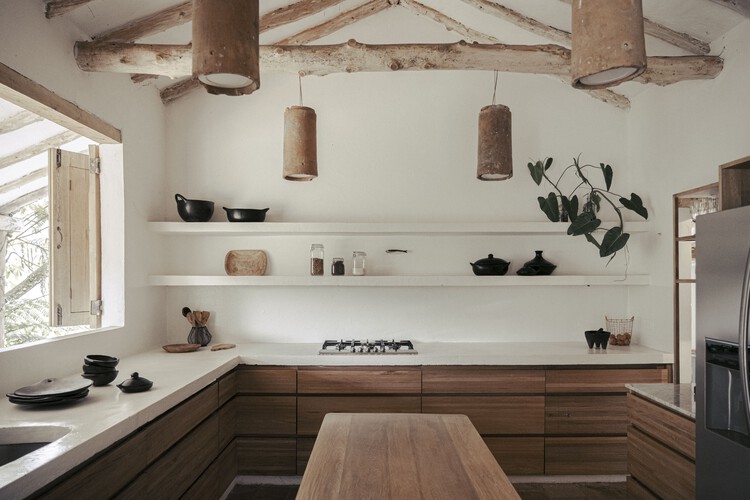 La Alhajuela House / Trópico Arquitectura - Interior Photography, Kitchen, Wood, Countertop, Beam