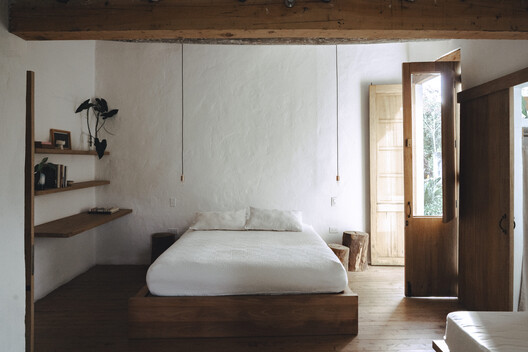 La Alhajuela House / Trópico Arquitectura La Alhajuela House / Trópico Arquitectura - Interior Photography, Bedroom, Bed, Wood, Lighting