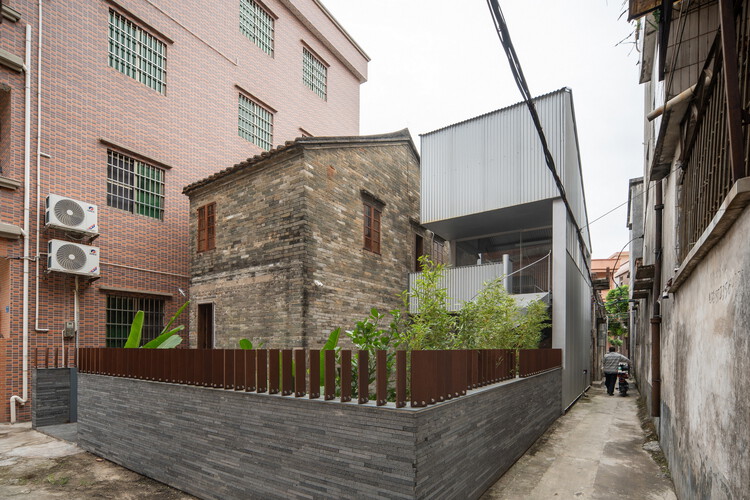 Echoes of Home : Adaptive Reuse of a Vernacular House / CM Design