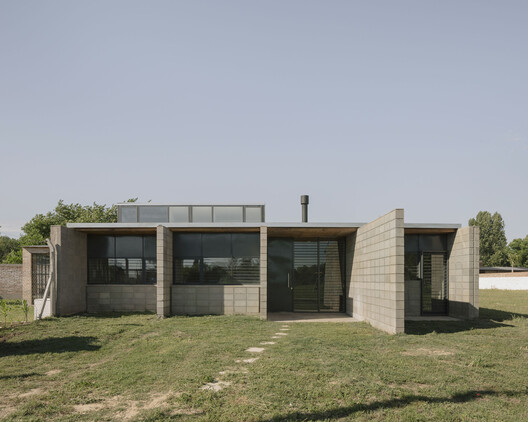 How to Inhabit a Territory: 10 Houses Shaped by Argentina's Landscapes - Image 3 of 31
