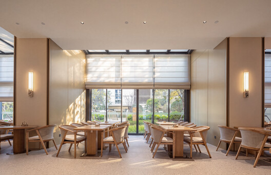 Shanghai Guohua Heyuejia International Senior Living Centre, Continuing Care Retirement Community / GN Architects Shanghai Guohua Heyuejia International Senior Living Centre, Continuing Care Retirement Community / GN Architects - Interior Photography, Dining room, Wood, Table, Chair, Glass