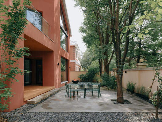 House of  Rasing the Umbrella / Chaoffice - Exterior Photography, Concrete, Courtyard