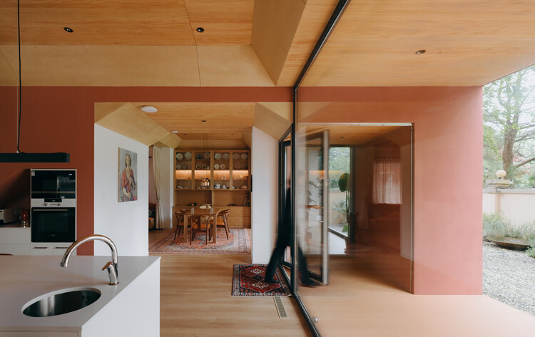 House of  Rasing the Umbrella / Chaoffice