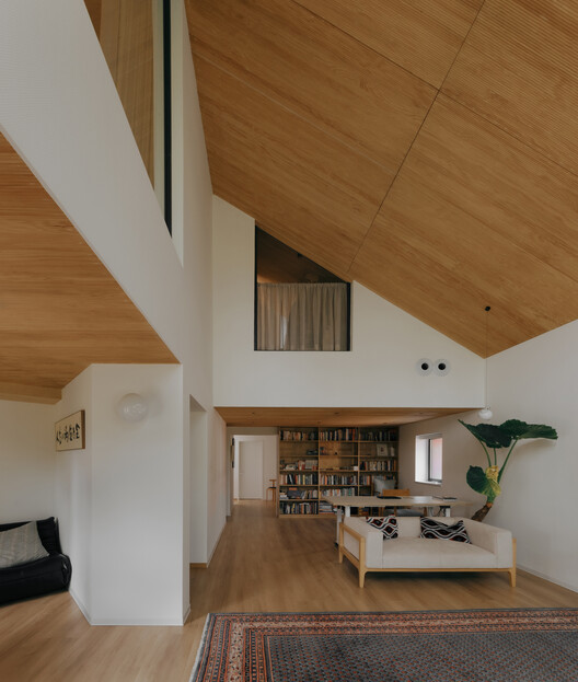 House of  Rasing the Umbrella / Chaoffice - Interior Photography, Wood