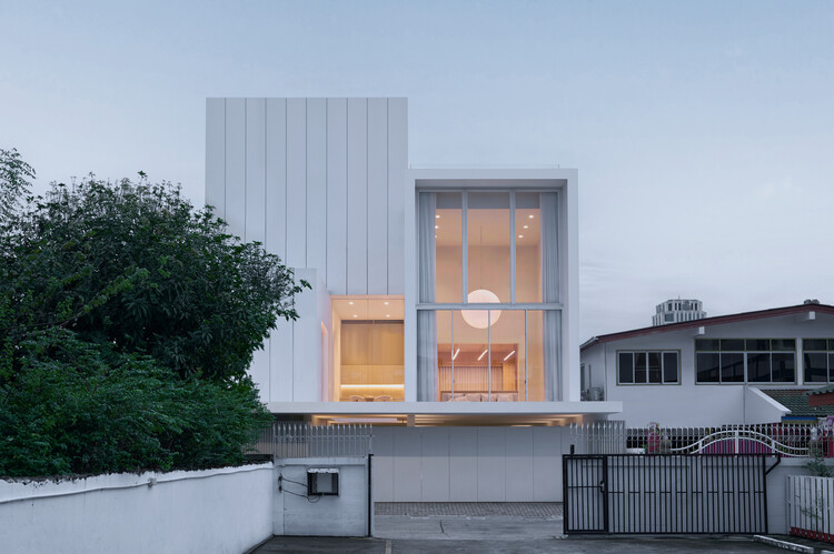 The Earth Crew Headquarters / pinto