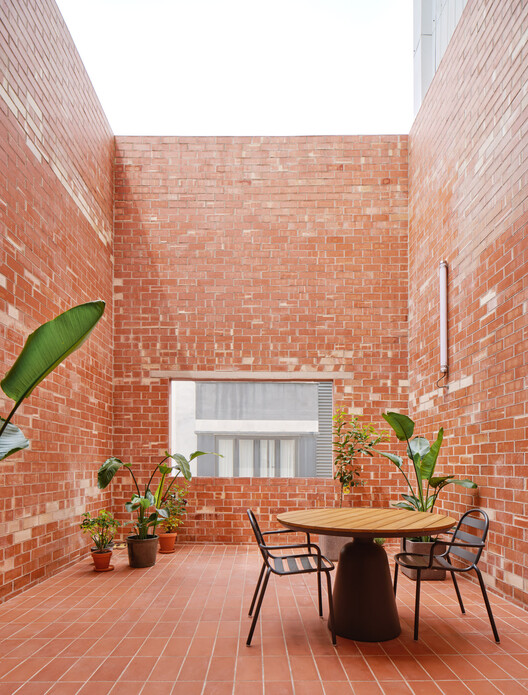 Casa PR21 / Alventosa Morell Arquitectes Casa PR21 / Alventosa Morell Arquitectes - Interior Photography, Dining room, Brick