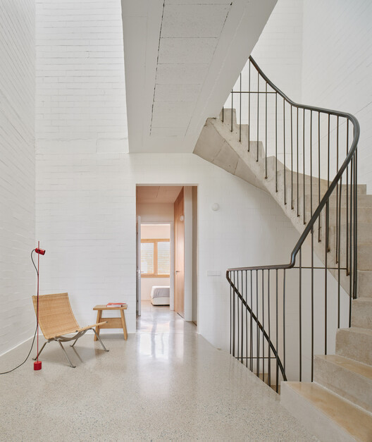 Casa PR21 / Alventosa Morell Arquitectes Casa PR21 / Alventosa Morell Arquitectes - Interior Photography, Stairs, Wood, Handrail