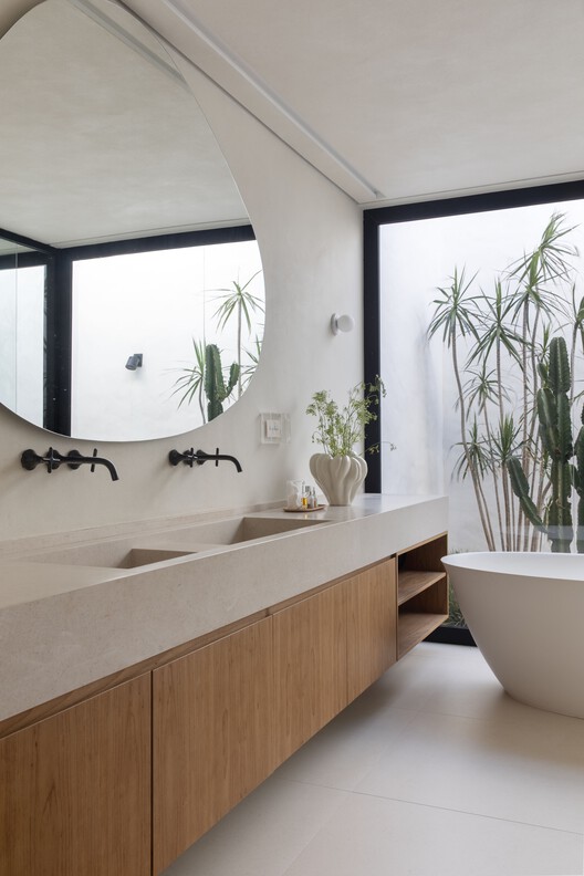 Damata House / Melina Romano Damata House / Melina Romano - Interior Photography, Bathroom, Sink, Lighting, Glass