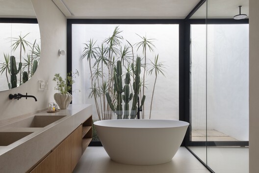Damata House / Melina Romano Damata House / Melina Romano - Interior Photography, Bathroom, Lighting, Sink, Bathtub, Glass