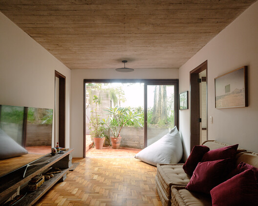 Caraçá Residence / 23 SUL - Interior Photography, Living Room, Wood, Lighting
