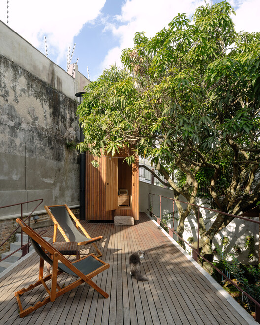 Caraçá Residence / 23 SUL - Exterior Photography, Wood, Stairs, Deck, Balcony, Handrail, Courtyard