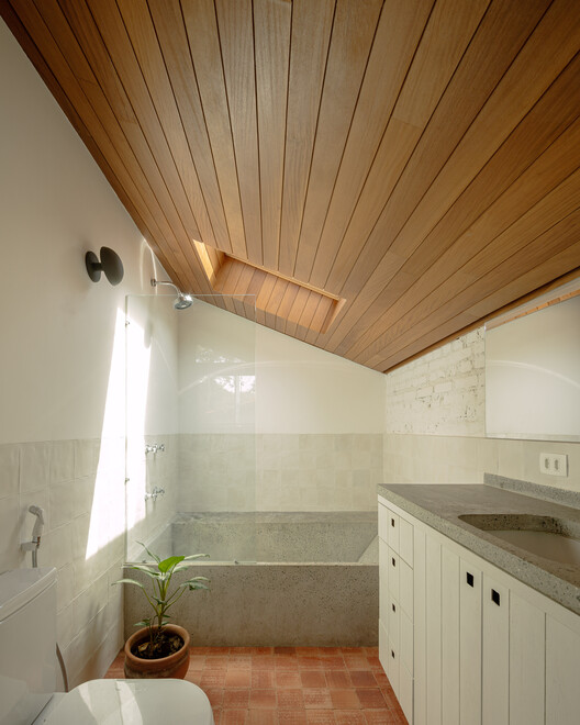 Caraçá Residence / 23 SUL - Interior Photography, Bathroom, Wood, Lighting, Beam