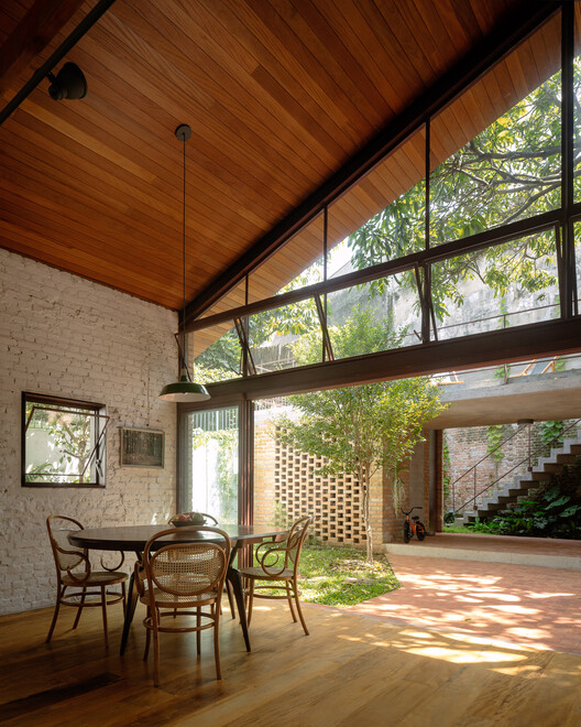 Caraçá Residence / 23 SUL - Interior Photography, Dining room, Wood, Beam, Glass
