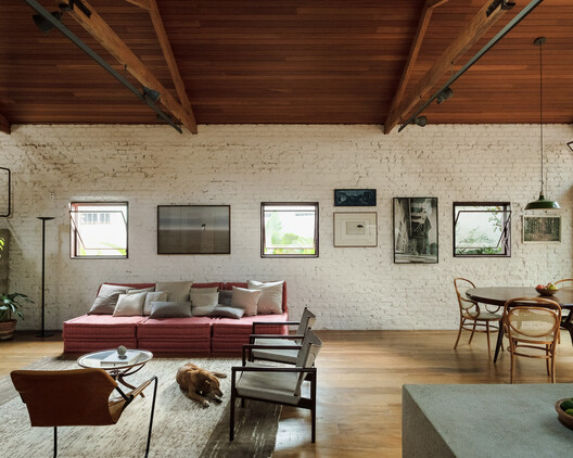 Caraçá Residence / 23 SUL - Interior Photography, Living Room, Wood, Table, Lighting, Sofa, Chair