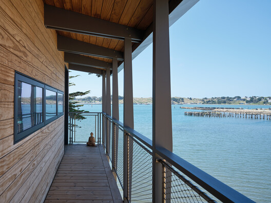 Mr. Fool Moves a Mountain / Schwartz and Architecture Mr. Fool Moves a Mountain / Schwartz and Architecture - Interior Photography, Wood, Deck, Handrail, Balcony, Coast
