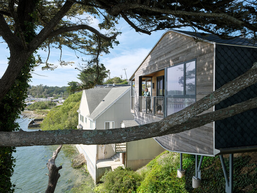 Mr. Fool Moves a Mountain / Schwartz and Architecture Mr. Fool Moves a Mountain / Schwartz and Architecture - Exterior Photography, Stairs, Handrail, Deck, Balcony