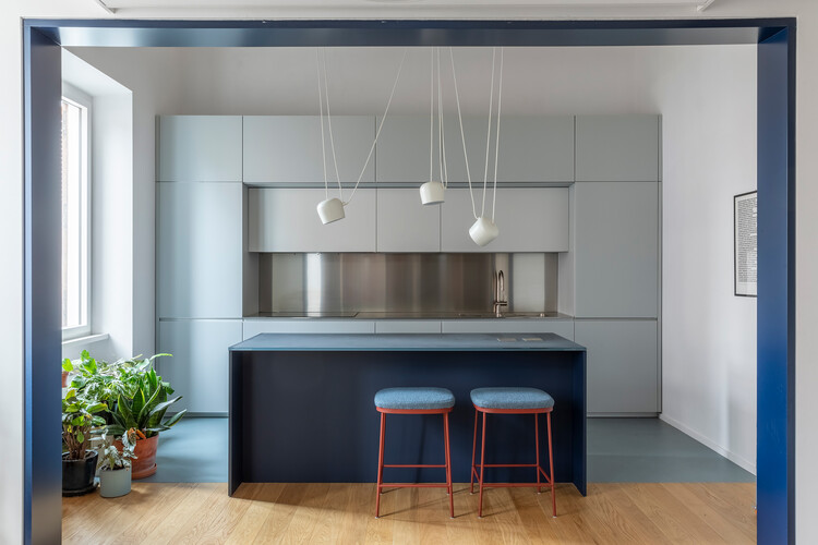 Apartamento A12 / DKA - Fotografía interior, Cocina, Madera, Iluminación, Mesas, Sillas, Encimera, Vidrio