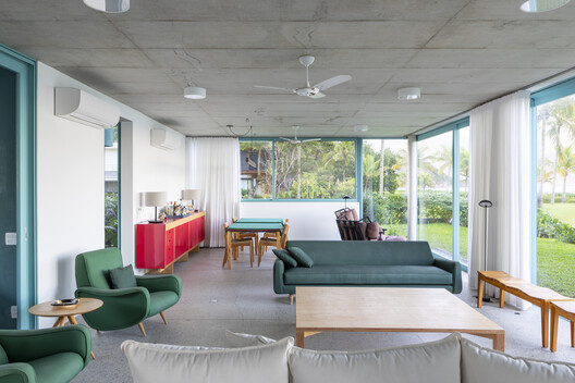 House on the Northern Coast of Sao Paulo / André Vainer Arquitetos House on the Northern Coast of Sao Paulo / André Vainer Arquitetos - Interior Photography, Living Room, Chair, Table