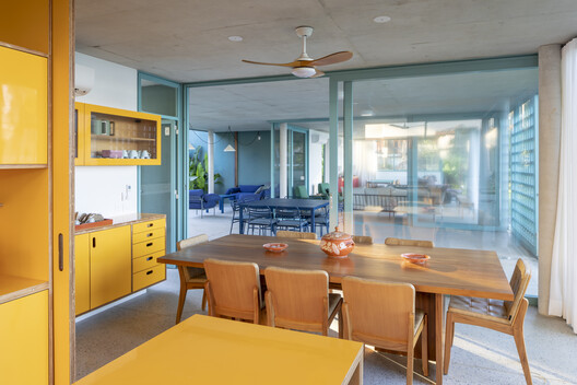 House on the Northern Coast of Sao Paulo / André Vainer Arquitetos House on the Northern Coast of Sao Paulo / André Vainer Arquitetos - Interior Photography, Dining room, Chair