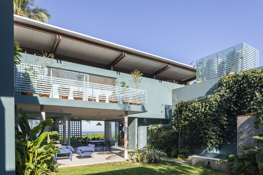 House on the Northern Coast of Sao Paulo / André Vainer Arquitetos House on the Northern Coast of Sao Paulo / André Vainer Arquitetos - Exterior Photography, Balcony, Courtyard
