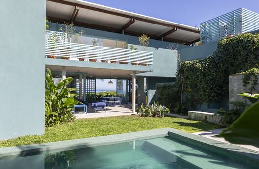 House on the Northern Coast of Sao Paulo / André Vainer Arquitetos House on the Northern Coast of Sao Paulo / André Vainer Arquitetos - Exterior Photography, Balcony, Garden, Courtyard