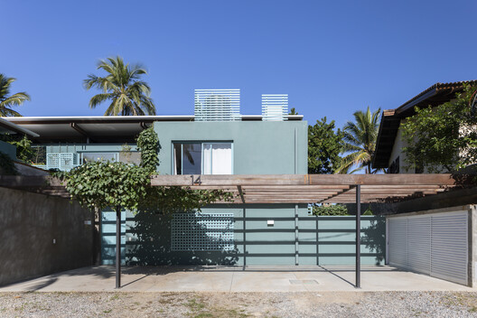 House on the Northern Coast of Sao Paulo / André Vainer Arquitetos House on the Northern Coast of Sao Paulo / André Vainer Arquitetos - Exterior Photography, Balcony