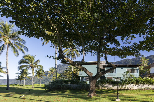 House on the Northern Coast of Sao Paulo / André Vainer Arquitetos House on the Northern Coast of Sao Paulo / André Vainer Arquitetos - Exterior Photography, Coast, Garden