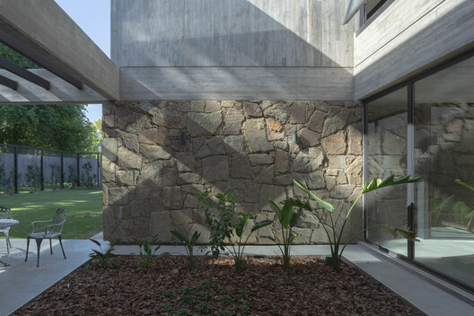 H1 House / Genovesi Arquitectos H1 House / Genovesi Arquitectos - Exterior Photography, Concrete, Courtyard
