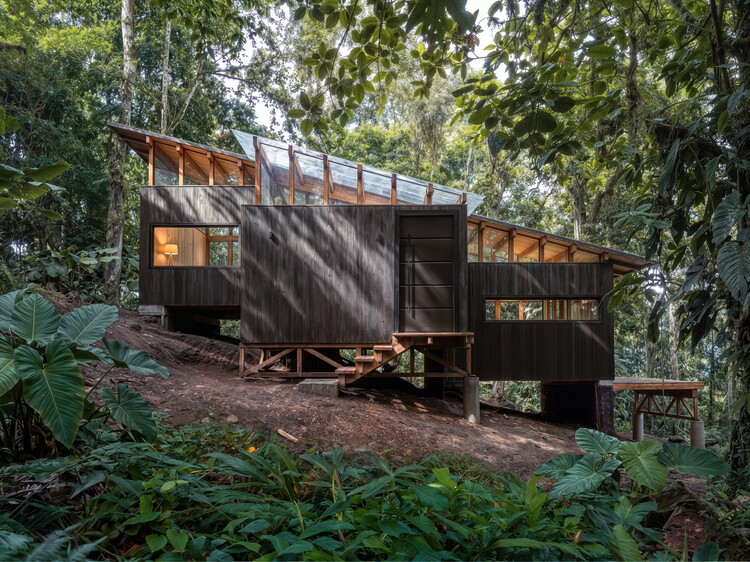 Chocó Pambil Refuge / Minqa Atelier