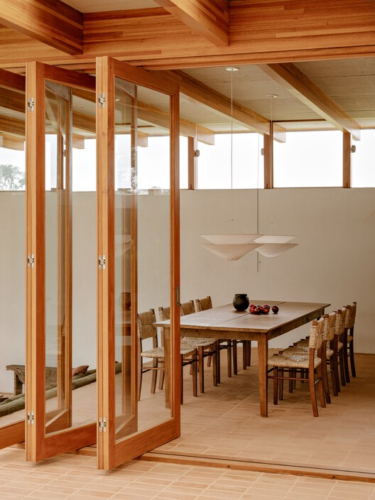 Yoshi House / AR Arquitetos Yoshi House / AR Arquitetos - Interior Photography, Dining room, Wood, Lighting, Glass, Beam, Chair