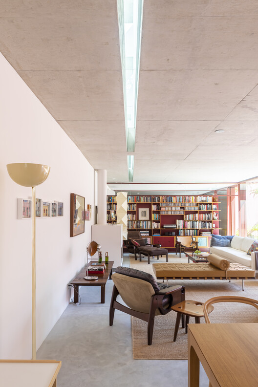 House in São Paulo / André Vainer Arquitetos House in São Paulo / André Vainer Arquitetos - Interior Photography, Living Room, Wood, Table, Chair, Shelving